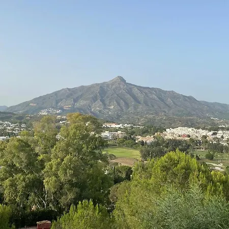 Hébergement de vacances Spacious House With Private Pool Next To Golf Club